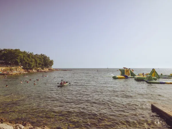 Il mare con il cuscino d'acqua del campeggio Roan di Bijela Uvala.