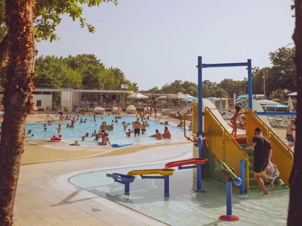 Piscina con parco giochi nell'area H del campeggio Roan Bijela Uvala.