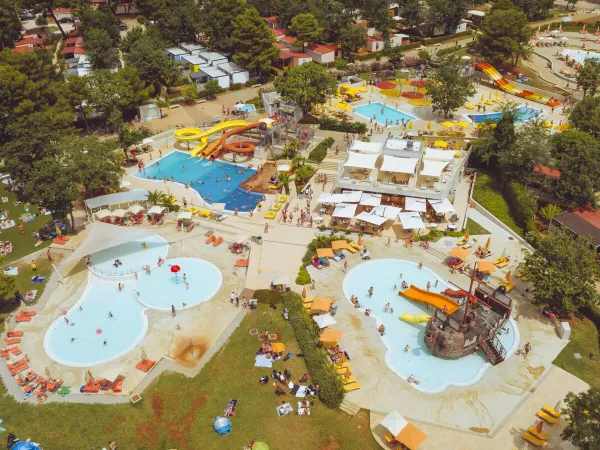 Panoramica del complesso di piscine del campeggio Roan Lanterna.