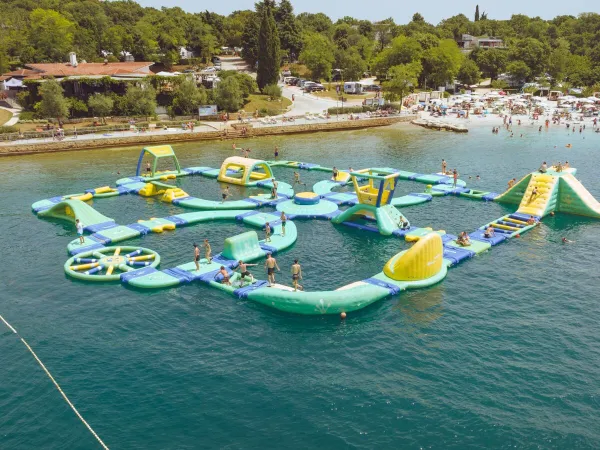 Parco giochi acquatico in mare al Roan camping Lanterna.