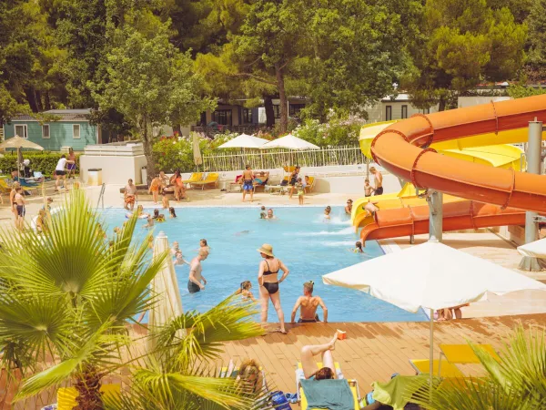 Piscina con scivoli al Roan camping Lanterna.