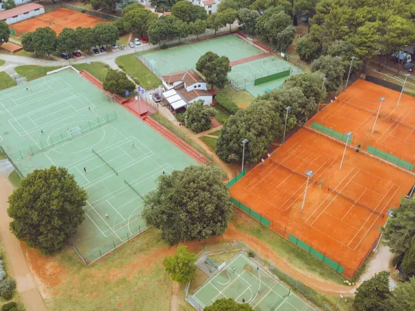 Campi da tennis presso il campeggio Roan Polari.