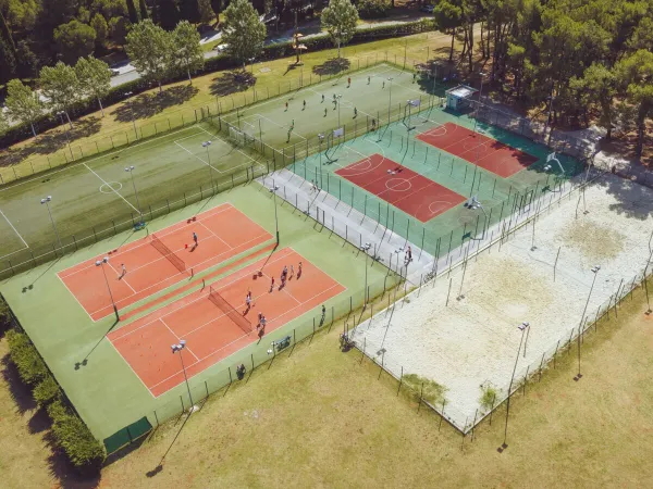 Campi da tennis e da calcio presso il campeggio Roan Bi Village.