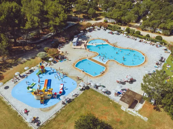 Panoramica della piscina del campeggio Roan Bi Village.