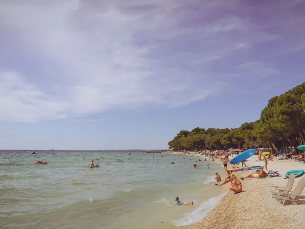 Spiaggia di ciottoli del campeggio Roan Bi Village.