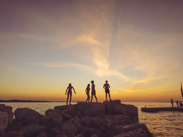 Sole al tramonto nel mare del campeggio Roan Bi Village.