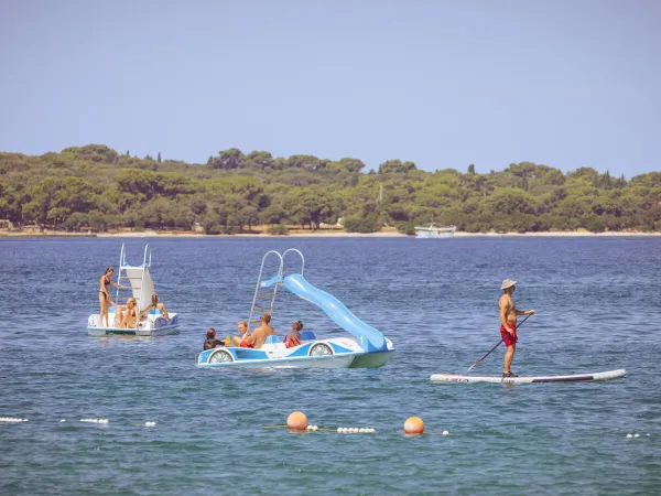 Pedalos con scivolo al campeggio Roan Bi Village.