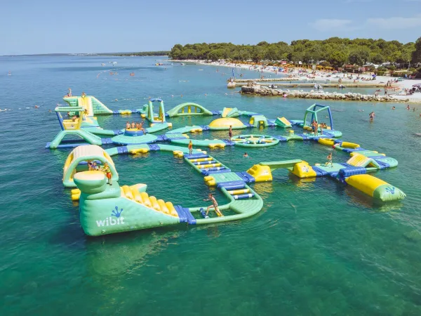 Cuscini per giochi d'acqua nel mare del Roan camping Bi Village.