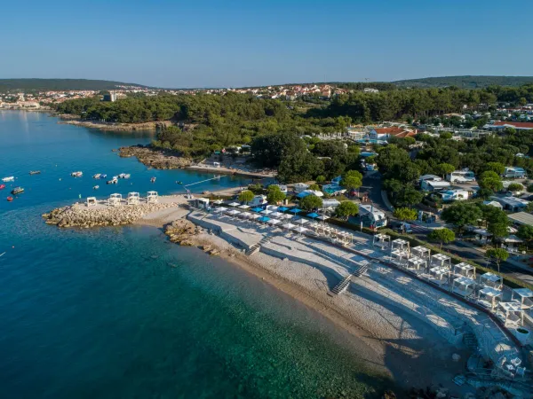 Spiaggia di ciottoli al Roan camping Krk Camping Resort.