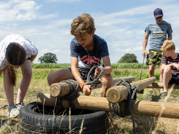 Costruzione di zattere al campeggio Roan De Twee Bruggen.