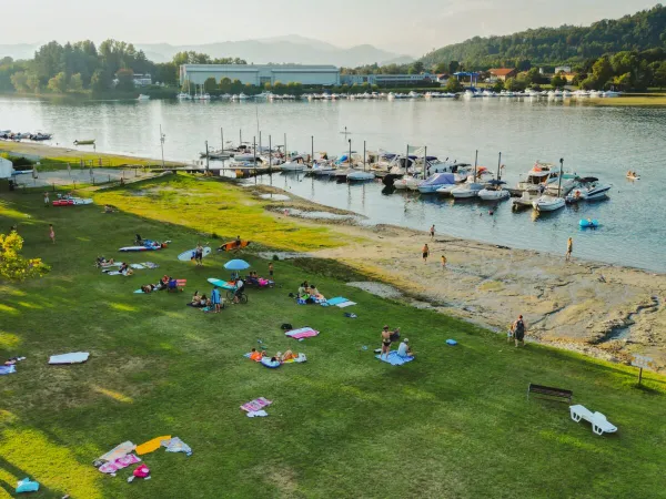 Area per prendere il sole in riva al mare al campeggio Roan Lido Verbano.