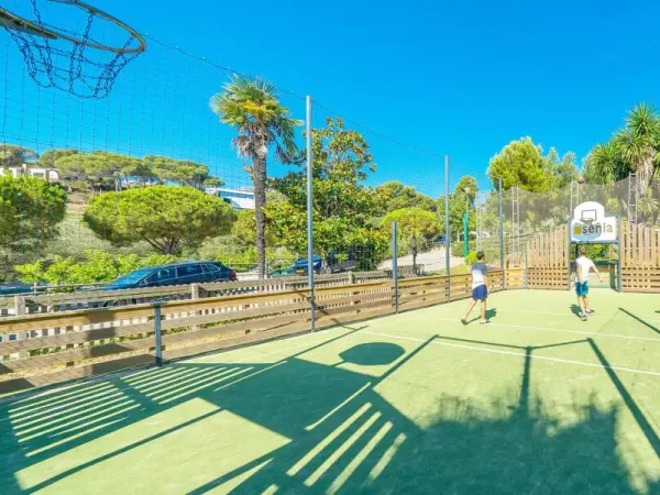 Campo da basket presso il campeggio Roan Cala Gogo.