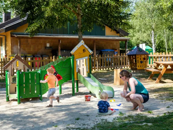Piccolo parco giochi al campeggio Birkelt di Roan.