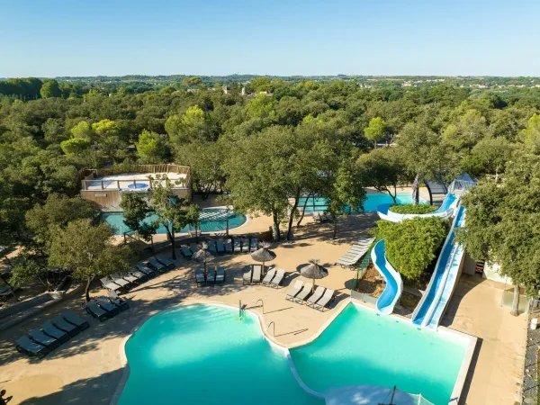 Una foto d'insieme della piscina del Roan campeggio Domaine de Massereau.