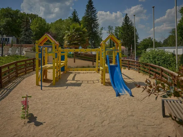 Un piccolo parco giochi al campeggio Roan Le Chêne Gris.