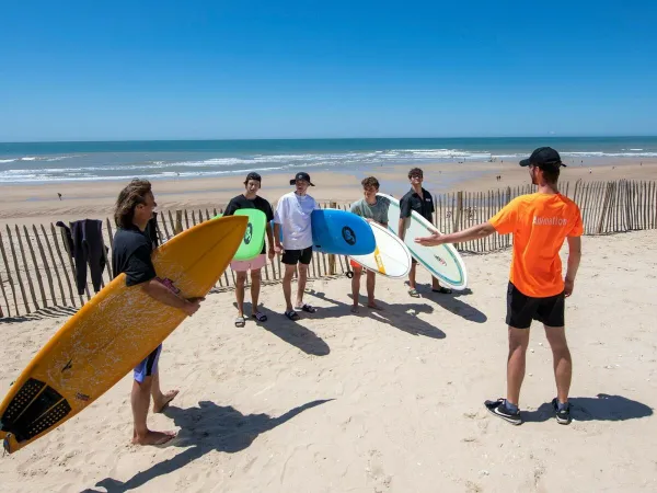 Surf sulla spiaggia sabbiosa del campeggio Roan Atlantic Montalivet.