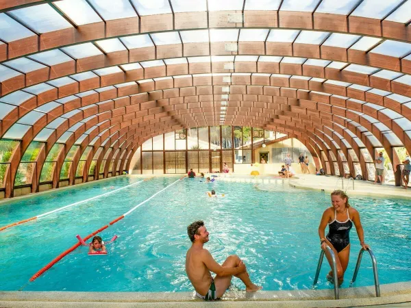 Piscina coperta al campeggio Roan Atlantic Club Montalivet.