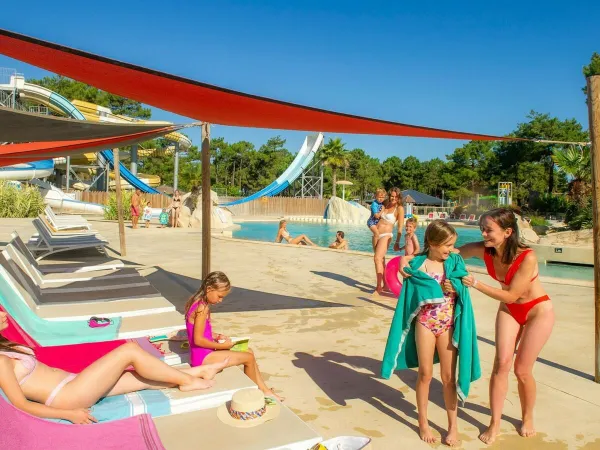 La piscina all'aperto del Roan camping Atlantic Montalivet.