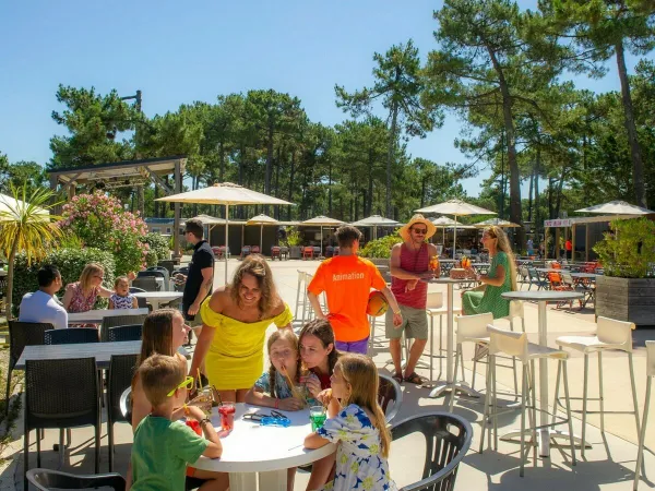 Convivialità sulla terrazza del campeggio Roan Atlantic Club Montalivet.