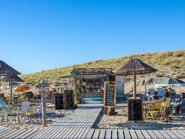 Bar sulla spiaggia di sabbia del campeggio Roan Atlantic Club Montalivet.