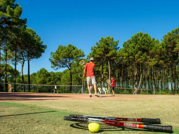 Giocate a tennis al campeggio Roan Atlantic Club Montalivet.