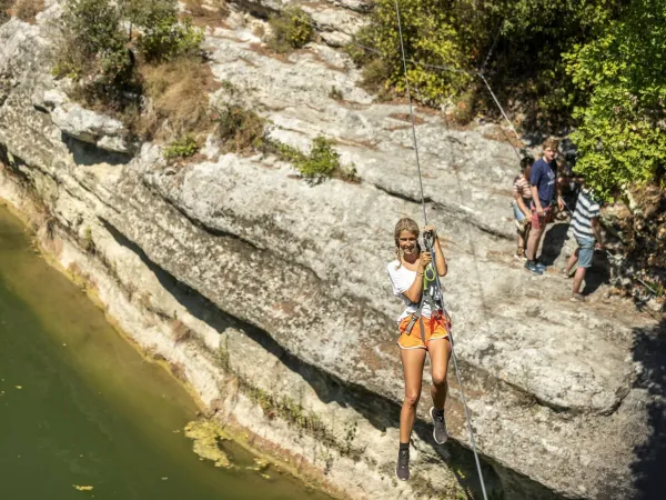 Ziplining vicino al campeggio Domaine Massereau di Roan.