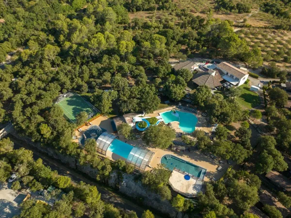Panoramica del complesso di piscine del campeggio Roan Domaine Massereau.