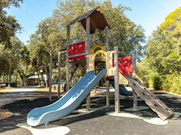 Parco giochi per bambini al campeggio Roan Domaine Massereau.