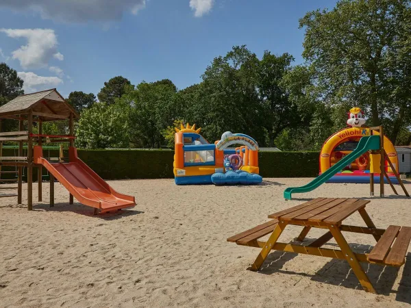 Parco giochi con castelli gonfiabili al campeggio Roan La Clairière.