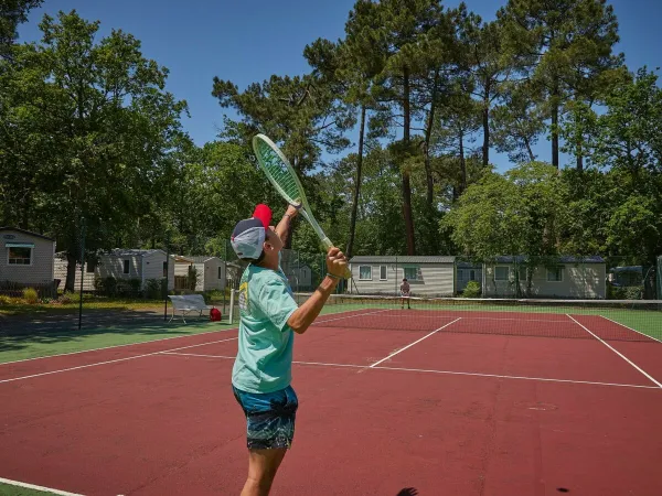 Tennis al campeggio Roan La Clairière.
