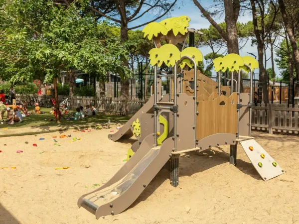 Piccolo parco giochi per bambini al campeggio Roan Le Castellas.