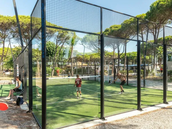 Campo da padel al campeggio Roan Le Castellas.