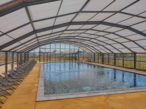Piscina coperta al campeggio Roan Les Chardons Bleus de la Turballe.