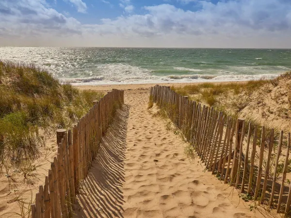 Sentiero per la spiaggia sabbiosa vicino al campeggio Roan Les Chardons Bleus de la Turballe.