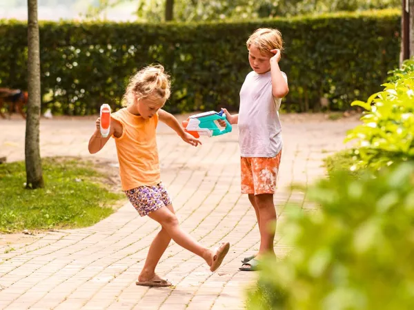 Bambini che giocano al campeggio Roan Chardons Bleus.