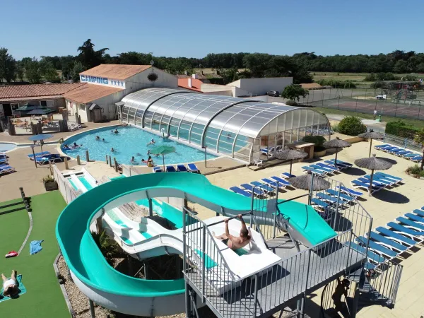 Panoramica con piscina coperta al campeggio Roan Le Domaine de Beaulieu.