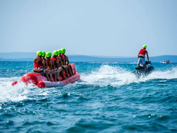 Banana boat in mare al campeggio Roan di Zaton Holiday resort.