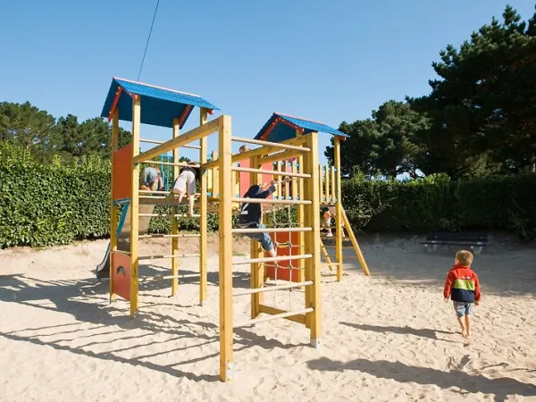 Parco giochi per bambini al Roan camping Grande Métairie.