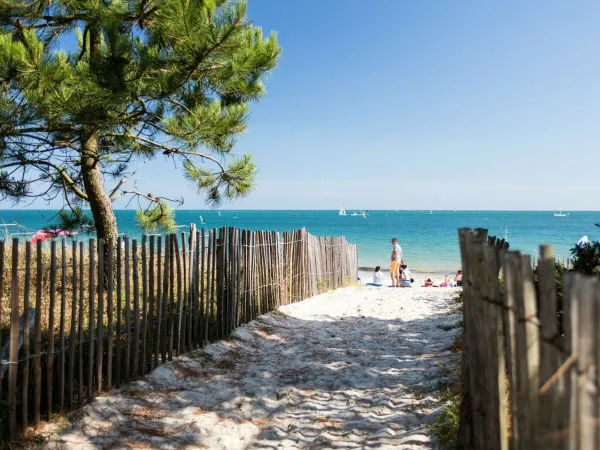 Passeggiata fino alla spiaggia di sabbia del campeggio Roan Grande Métairie.