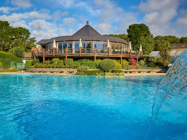 Piscina e ristorante del Roan camping Grande Métairie.