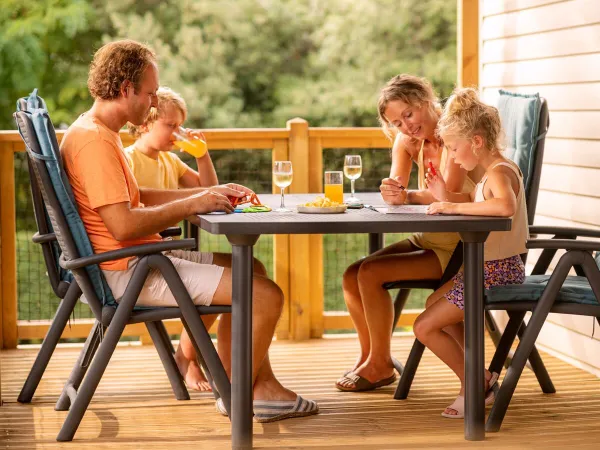 Divertimento in famiglia negli alloggi Roan del campeggio Grande Métairie.