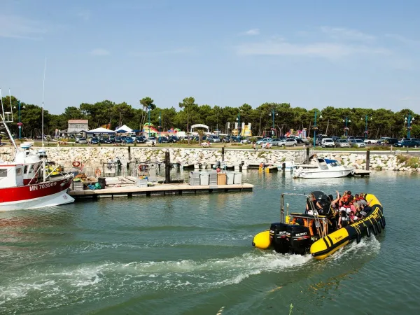 Spiaggia di ciottoli del campeggio Roan La Pinède.