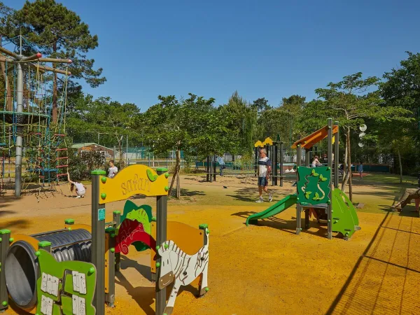 Parco giochi per bambini al campeggio Roan La Pinède.