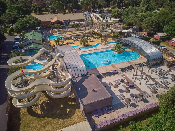 Panoramica del complesso di piscine del Roan camping La Pinède.