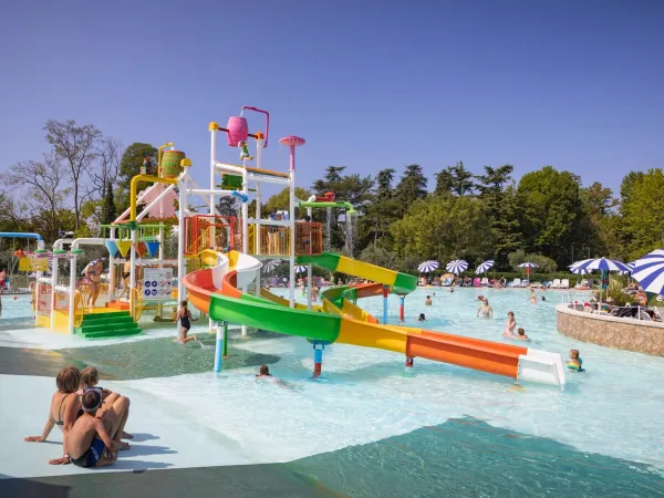 Caduta di un secchio d'acqua dal parco giochi del campeggio Roan di Cisano San Vito.