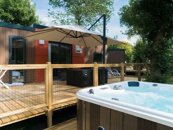 Lussuosa casa mobile Supreme Plus con vasca idromassaggio al campeggio Roan Domaine de La Brèche.