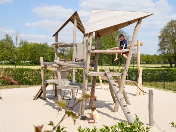 Un bambino nel parco giochi del campeggio Roan 't Veld.