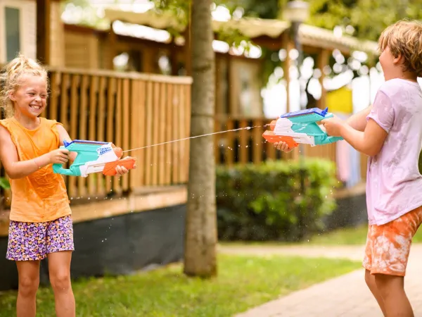 I bambini si divertono molto nella casa mobile del Roan camping Les Lacs du Veron.