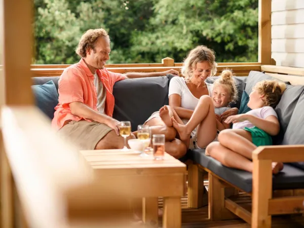 Bevete sul lussuoso divano del Roan camping Château de Galaure.