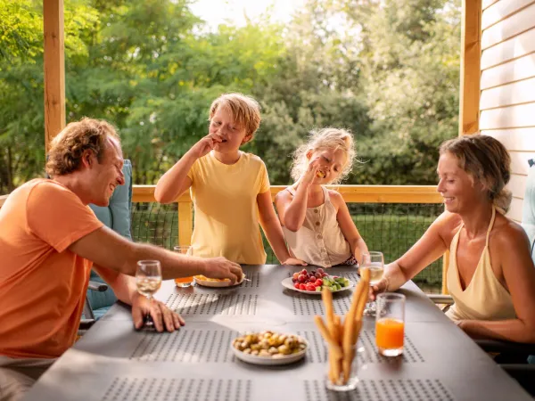 Aperitivo in famiglia in una lussuosa struttura di Roan.